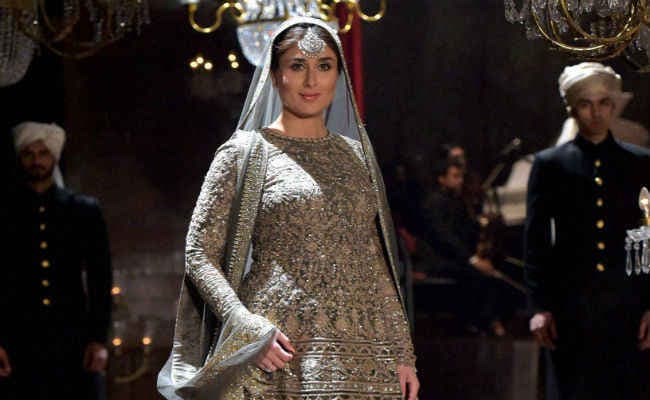 LFW के दौरान ‘बेबी बंप'' के साथ रैंपवॉक करते हुए भावुक हुईं करीना कपूर