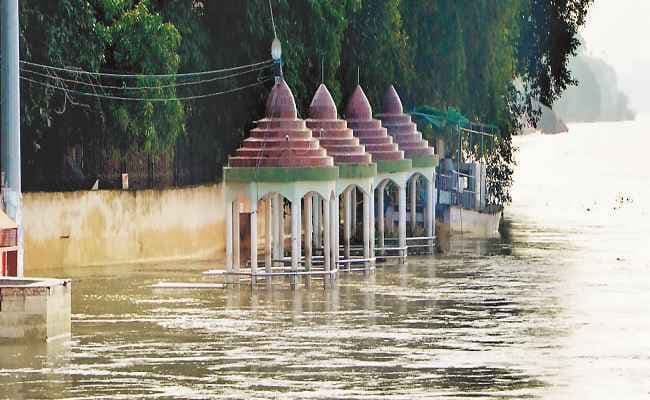 आठ दिनों के न्यूनतम स्तर पर पहुंची गंगा, एनएच से उतरा पानी
