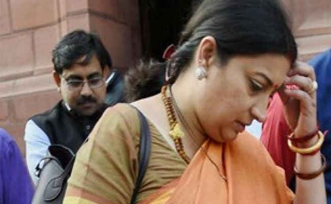 सोशल मीडिया पर स्मृति ईरानी की ‘आठ लाख की साड़ी'' पर बवाल