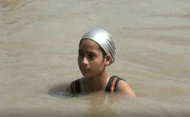 गंगा की उफनती लहरों से टकराकर ''जलपरी'' श्रद्धा पहुंचेगी कानपुर से बनारस