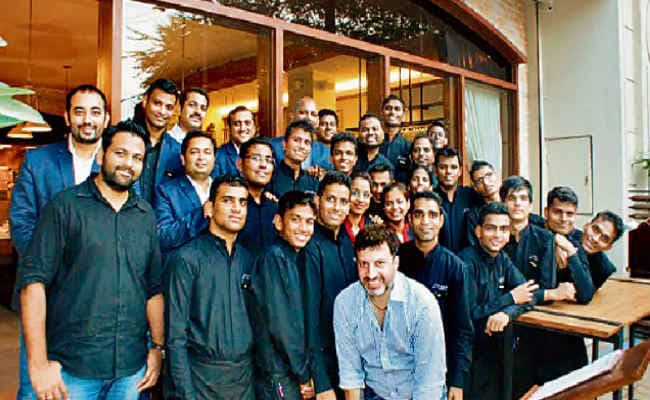 गजब! : मुंबई के ''मिर्ची एंड माइम'' रेस्त्रां के सारे वेटर मूक-बधिर, इशारों में ऑर्डर होता है खाना