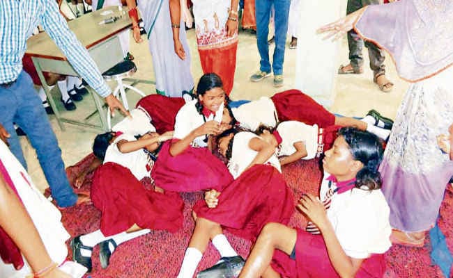 गुमला में ब्रेड खाने से 338 छात्राएं बीमार, 40 की हालत गंभीर