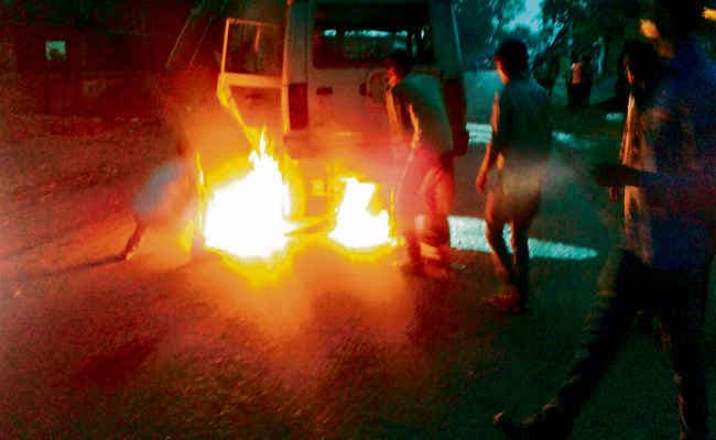 गोला में विस्थापितों पर पुलिस ने की फायरिंग, 2 की मौत, CM ने दिया जांच का आदेश