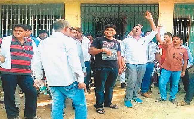 वेतन न मिलने से नाराज शिक्षकों ने पदाधिकारियों को घंटों बनाये रखा बंधक