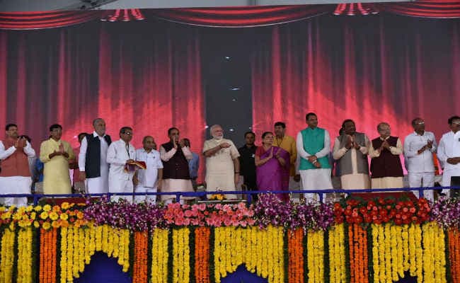 मोदी की गुजरात यात्रा से पहले हार्दिक पटेल के सहयोगियों को लिया गया हिरासत में