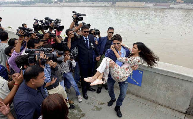 बार बार देखो: फैंस के बीच पहुंचे सिद्धार्थ-कैटरीना, देखें तस्‍वीरें