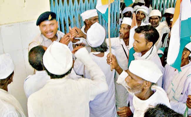 गुमला : पुलिस ने रोका तो उग्र हुए टाना भगत