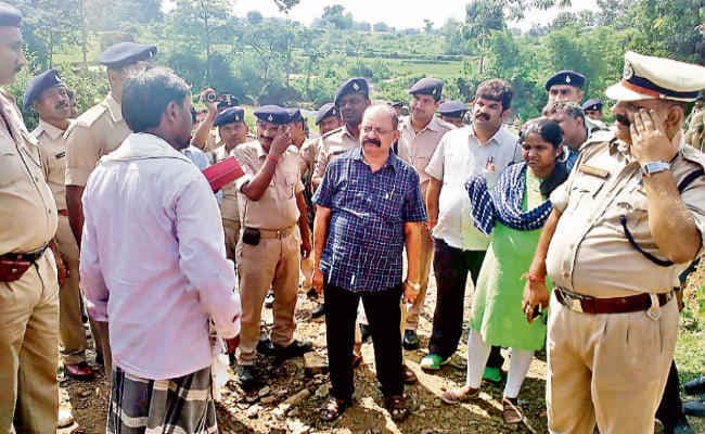 गोली कांड की जांच करने पहुंचे अधिकारी, विस्थापितों से मिले
