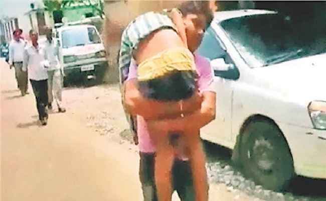 शर्मनाक : कानपुर में मासूम ने पिता के कंधे पर तोड़ा दम