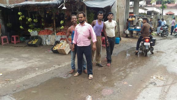 सड़कों पर बह रहा है नाली का पानी