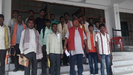 ओके::सिम: मजदूरी भुगतान कराने की मांग, डीसी को ज्ञापन