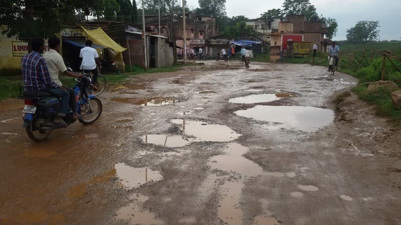 नदिया स्कूल से समाहरणालय पथ जर्जर, मरम्मत की मांग