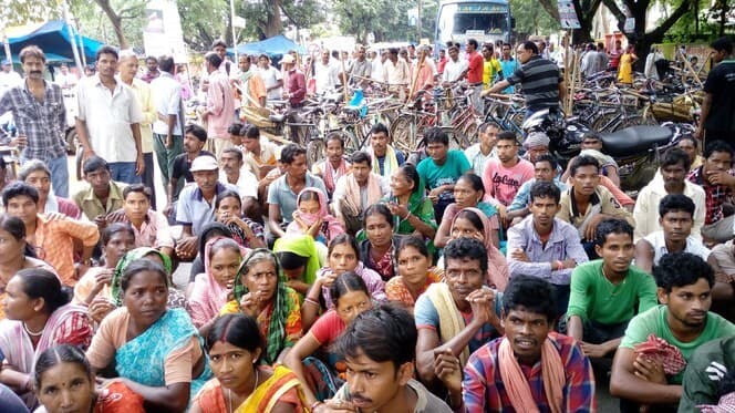 थाना प्रभारी के रवैये से नाराज मजदूरों ने किया रोड जाम