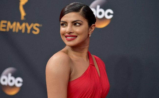 Emmy Awards: रेड कलर के गाउन में प्रियंका चोपड़ा ने बिखेरा जलवा, PHOTOS