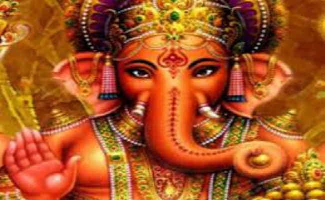 बंगाल के मुसलिम कारीगर संवार रहे मंदिर की सूरत