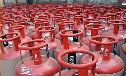 सब्सिडी वाला एलपीजी सिलेंडर 2 रुपये महंगा, एटीएफ सस्ता हुआ