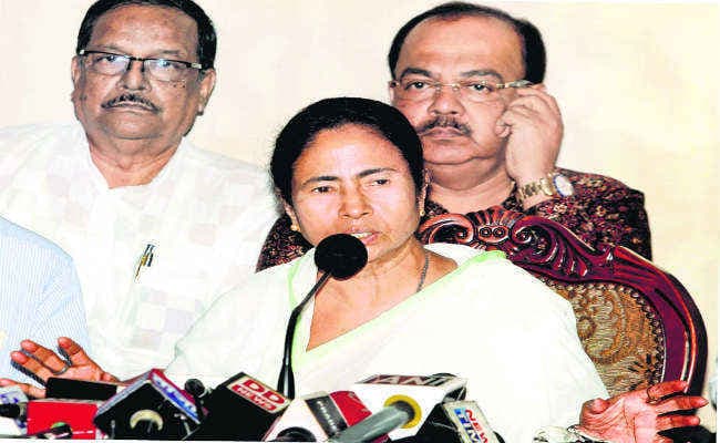 कोर्ट की तय समय सीमा के अंदर लौटायेंगे किसानों की जमीन : ममता