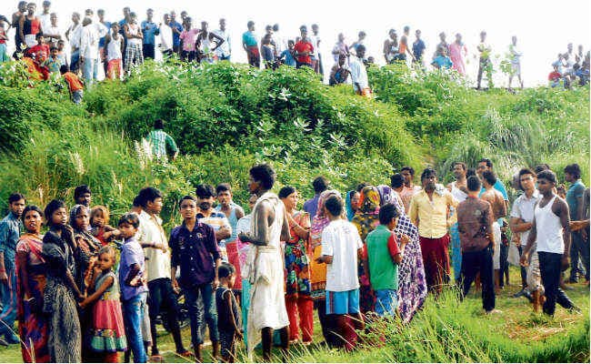 ऑनर किलिंग : सीवान में प्रेमी-प्रेमिका की हत्या कर शवों को पेड़ से लटकाया