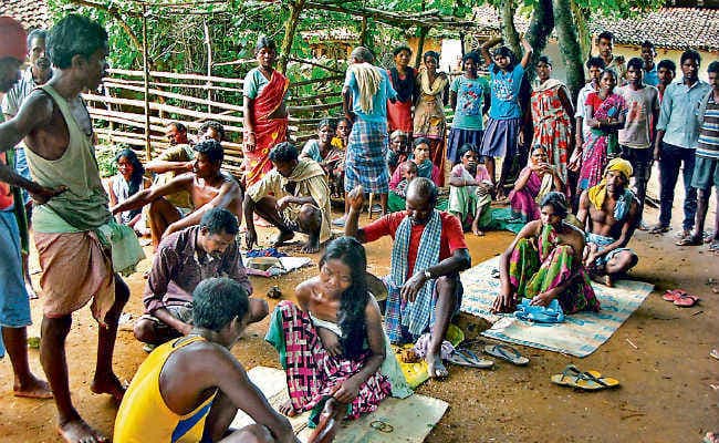 गुमला : अज्ञात बीमारी की चपेट में धनगांव, लोग करा रहे झाड़फूंक