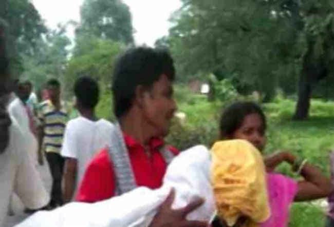 6 साल की बेटी के शव को हाथों में लेकर 6 किलोमीटर पैदल चला पिता