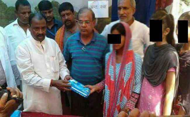 बिहार : अनकवर्ड सेनेटरी नेपकिन बांटे जाने के मामले पर जिला प्रशासन ने दी सफाई