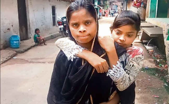 शिक्षक दिवस पर विशेष : रोज दिव्यांगता को मात देकर शबा 20 किमी दूर जाती हैं पढ़ाने