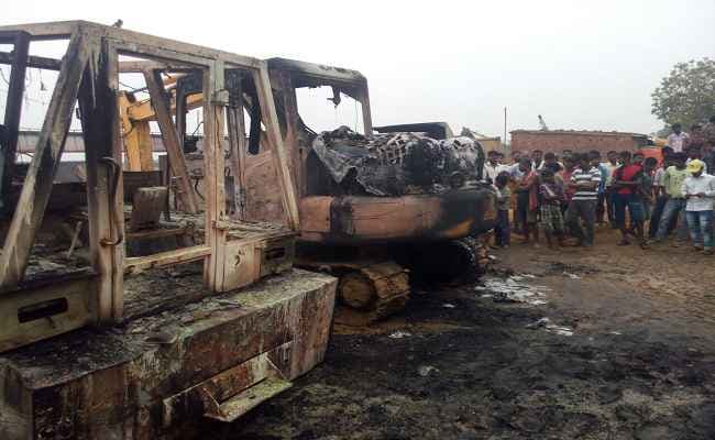 गया में नक्सलियों ने कंस्ट्रक्शन कंपनी की 7 गाड़ियों में लगायी आग