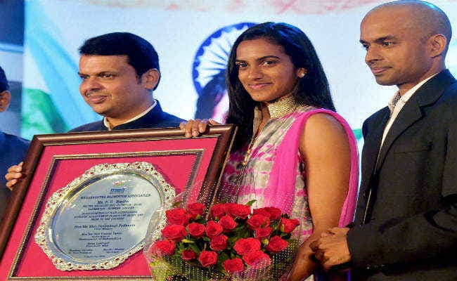 देवेंद्र फडणवीस ने सिंधु 75 लाख और गोपीचंद को 25 लाख का चेक सौंपा