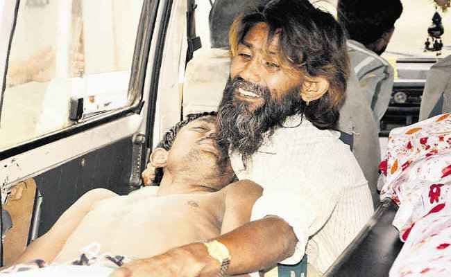 गोपालगंज शराबकांड : फरार आरोपितों के घर पुलिस ने इश्तेहार चिपकाया