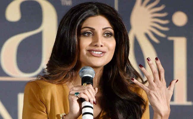 डांस रियेलिटी शो के दौरान शिल्‍पा शेट्टी ने बच्‍चों से कराया योग