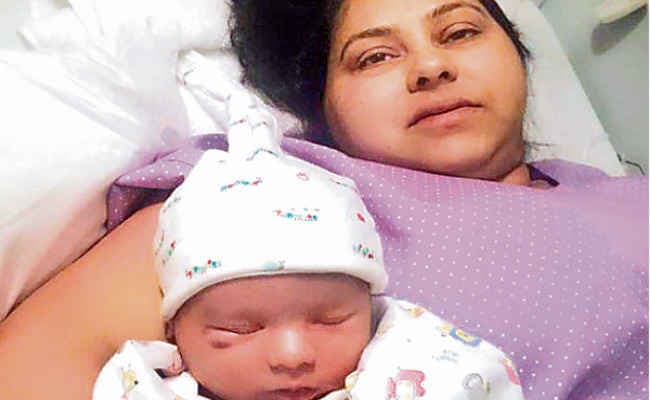 लालू बने दो नातियों के नाना, मुलायम बने परदादा