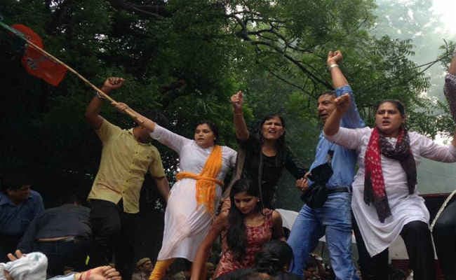 दिल्ली : रेलवे स्टेशन पर केजरीवाल को दिखाई गई चूडि़यां, हुई धक्का-मुक्की