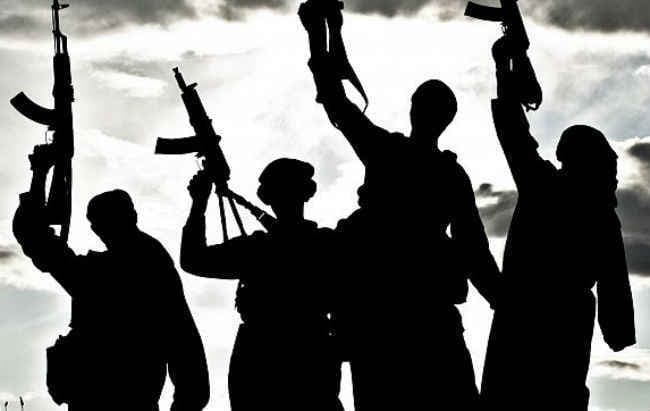 कुलगाम में पुलिसकर्मियों की राइफलें लेकर चंपत हुए आतंकवादी