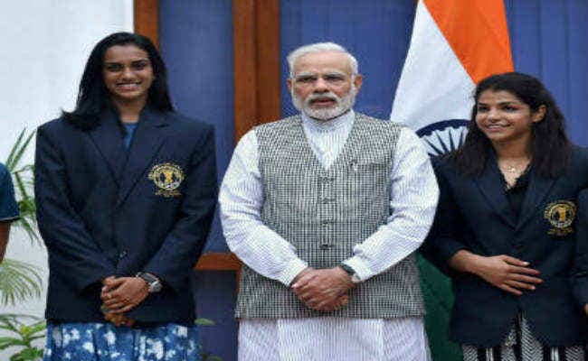 महिंद्रा ने सिंधु और साक्षी को ‘महिंद्रा थार'' देकर सम्मानित किया