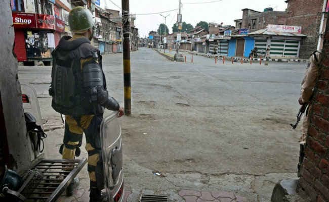 कश्मीर: कई स्थानों में जुम्मे की नमाज के पहले फिर से लगाया गया कर्फ्यू