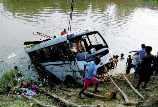 मधुबनी बस हादसा : 32 की मौत, शवों की तलाश अब भी जारी,, तसवीरें