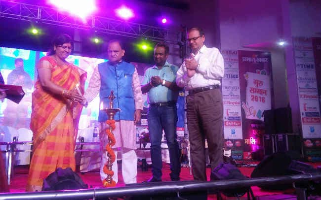 प्रभात खबर के सम्मान समारोह में सम्मानित हुए गुरु, मालिनी अवस्थी की प्रस्तुति पर लोग हुए मोहित