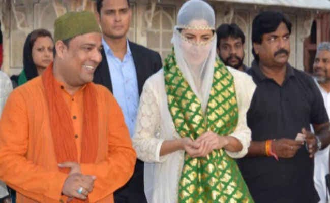 नकाब बांधकर सलीम चिश्‍ती की दरगाह पहुंचीं कैटरीना कैफ, PHOTOS