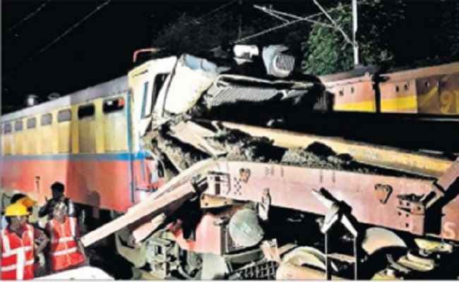 टाटी रेलवे स्टेशन पर मालगाड़ी व पटरी मरम्मत वैन में टक्कर, सहायक व लोको पायलट की मौत