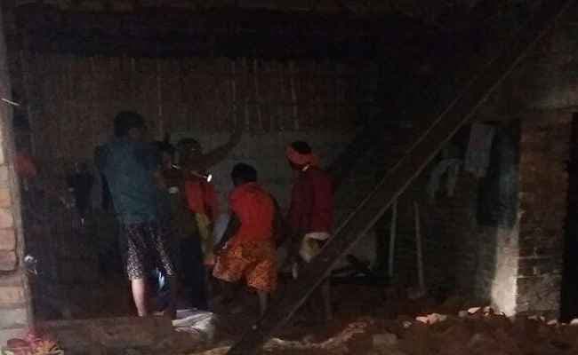 बिहार : अरेराज में धर्मशाला की छत गिरी, तीन दर्जन कांविरये दबे