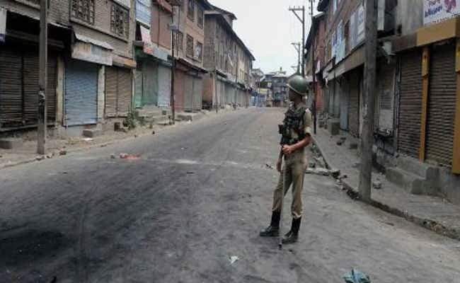 कश्मीर: पूरी घाटी में कर्फ्यू, ड्रोनों से हो रही है निगरानी, इंटरनेट सेवा बंद