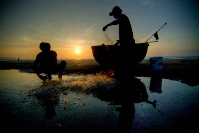 श्रीलंकाई नौसैनिकों ने तमिलनाडु के मछुआरों को खदेड़ा
