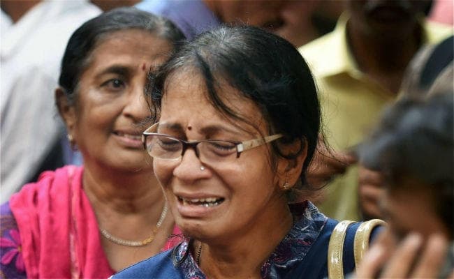 मुंबई हादसा : भगदड़ में मारे गये लोगों के शवों पर नंबर चिपकाने का मामला गरमाया, डॉक्टर की हुई जमकर पिटाई