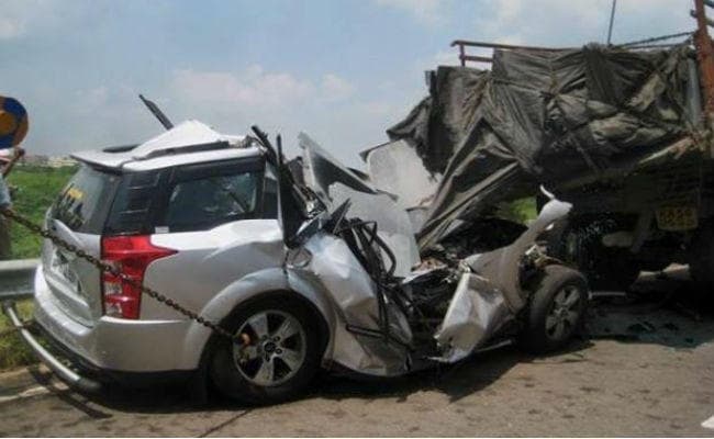 बंगाल : इनोवा-ट्रक में आमने-सामने टक्‍कर, कार में सवार सभी पांच लोगों की मौत