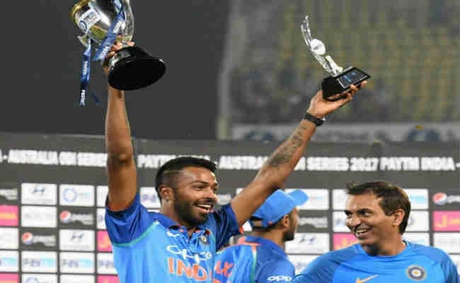 दुनिया के किसी भी मैदान में चौके छक्के लगा सकते हैं पांड्या : शास्त्री