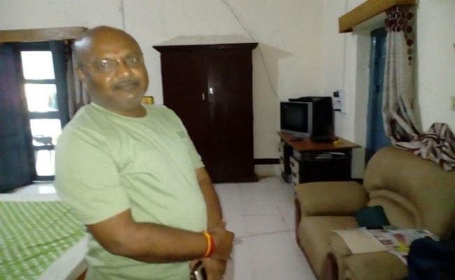 डीडीसी के आवास का गिरा प्लास्टर, बाल-बाल बचे, भवन निर्माण विभाग वालों ने नहीं सुनी बात