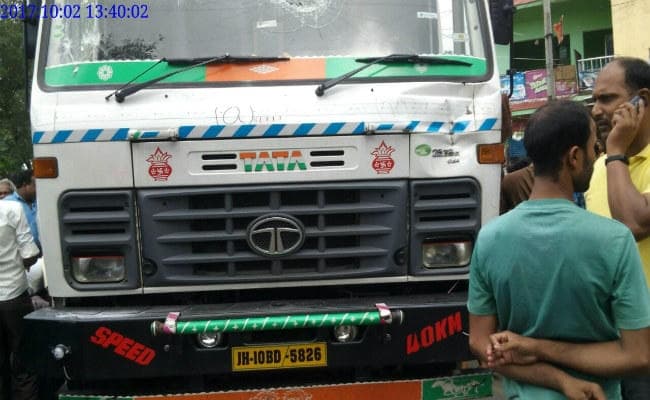 हजारीबाग : हाइवा ने मोटरसाइकिल को मारी टक्कर, बाइक चालक की मौत, बच्ची बची