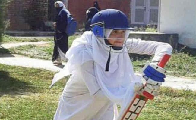 समाज और मजहब की बेडियों को तोड़कर क्रिकेट पिच पर उतरीं कश्मीर की महिला क्रिकेटर