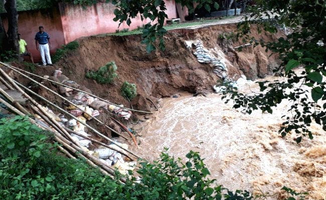 चांदन नदी पर बने बांध पर बढ़ा दबाव, युद्धस्तर पर कार्य शुरू