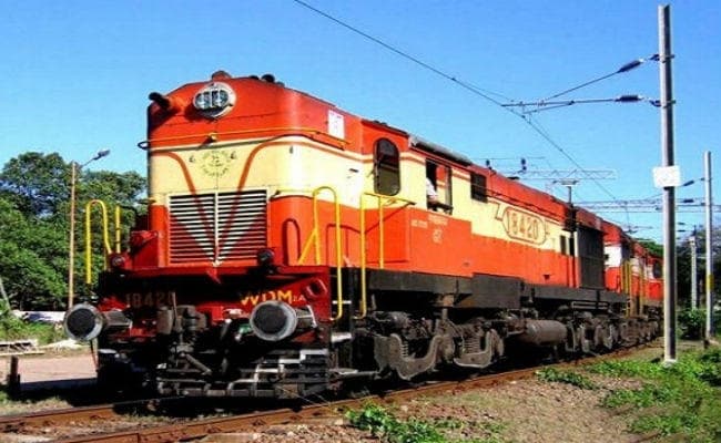 OMG : चलती ट्रेन में बीमार होकर गिरा ईएमयू पैसेंजर का ड्राइवर, बाल बाल बचे यात्री